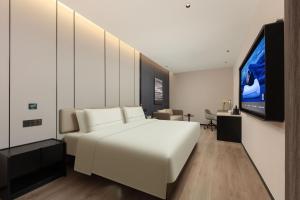 TV a/nebo společenská místnost v ubytování Atour Hotel Nantong Development Zone Aeon Mall