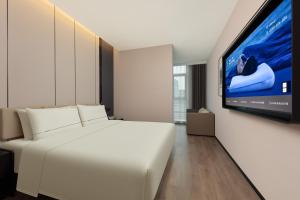 TV a/nebo společenská místnost v ubytování Atour Hotel Nantong Development Zone Aeon Mall