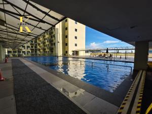 哥打京那巴鲁South China Sea Place by Kinabina Homestay的建筑物前的一个大型游泳池