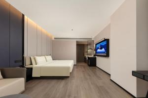 TV a/nebo společenská místnost v ubytování Atour Hotel Nantong Development Zone Aeon Mall