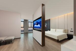 Postel nebo postele na pokoji v ubytování Atour Hotel Nantong Development Zone Aeon Mall