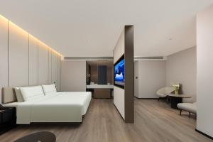 Postel nebo postele na pokoji v ubytování Atour Hotel Nantong Development Zone Aeon Mall