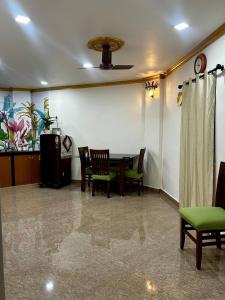 um quarto com uma mesa e cadeiras e um tecto em Casa Amore em Benaulim