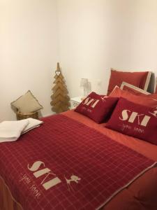 Posteľ alebo postele v izbe v ubytovaní APPARTEMENT AUX PIEDS DES PISTES DE SKI
