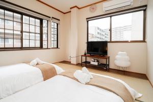 Μια τηλεόραση ή/και κέντρο ψυχαγωγίας στο Cozy condo for 4 PPL near Teradacho Sta 4 min walk cecilia401