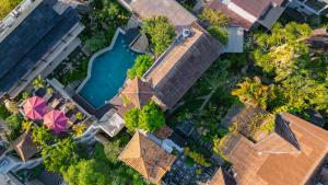 Una vista aérea de una casa con piscina. en Home-Bience Hostel, en Uluwatu