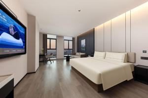 TV a/nebo společenská místnost v ubytování Atour Hotel Nantong Development Zone Aeon Mall