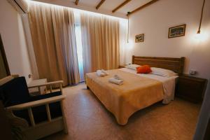 Llit o llits en una habitació de Maya Hostel Berat