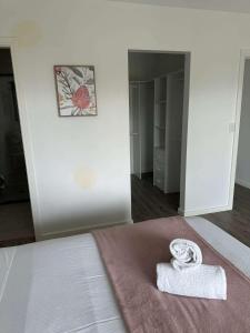Katil atau katil-katil dalam bilik di Ensuite Double Room - Central & Convenient Location in Guildford West