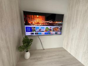 Uma televisão e/ou sistema de entretenimento em Carlos and Jocelin's department