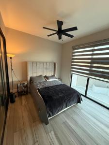 Uma cama ou camas num quarto em Carlos and Jocelin's department