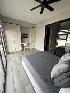 Uma cama ou camas num quarto em Carlos and Jocelin's department