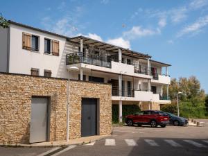 a building with a car parked in front of it at Appartement de L'Espiguette in Le Grau-du-Roi