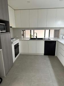Dapur atau dapur kecil di Comfy Single Room in Guildford West with Easy Access - Shared Bathroom +35 gambar