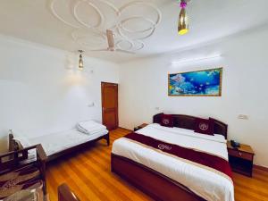 Sitara Ambience Resort Halwani-Kaichi dham Bypass Road客房内的一张或多张床位