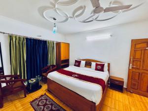 Sitara Ambience Resort Halwani-Kaichi dham Bypass Road客房内的一张或多张床位