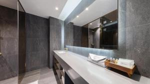 Bilik mandi di Sharp & Flat Hotel