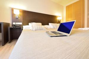 Postel nebo postele na pokoji v ubytování Hotel Spa Norat O Grove 3* Superior