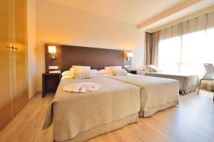Postel nebo postele na pokoji v ubytování Hotel Spa Norat O Grove 3* Superior