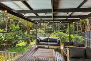 Zahrada ubytování Cove Beach House by Coast Hosting + 13 fotografií
