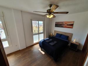 a bedroom with a bed and a ceiling fan at 3E, 56m2, Aire Acond, 1 dormit, 4 huéspedes, WIFI GRATIS in La Línea de la Concepción