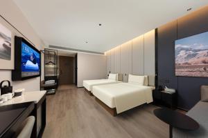 TV a/nebo společenská místnost v ubytování Atour Hotel Nantong Development Zone Aeon Mall