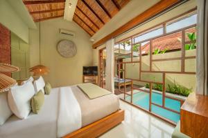 Bazén v ubytování Manca Villa Canggu by Ini Vie Hospitality nebo v jeho okolí