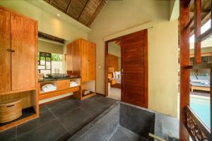 Postel nebo postele na pokoji v ubytování Manca Villa Canggu by Ini Vie Hospitality