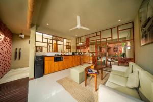 Kuchyň nebo kuchyňský kout v ubytování Manca Villa Canggu by Ini Vie Hospitality
