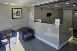 TV a/nebo společenská místnost v ubytování Rodeway Inn & Suites