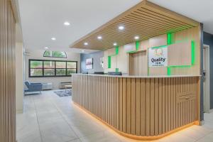 a lobby of a dental office with a reception counter at Quality Inn Knoxville West Cedar Bluff in Knoxville +30 photos