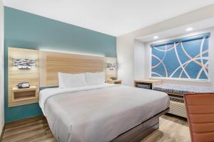 a bedroom with a large bed and a window at Quality Inn & Suites in Knoxville