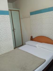 Postel nebo postele na pokoji v ubytování Sharada KK Residency