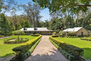 una casa con jardín y entrada de ladrillo en The Manor by Coast Hosting, en Holgate