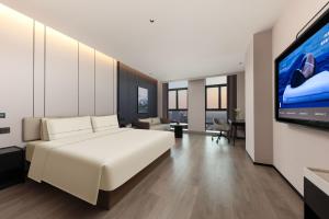 TV a/nebo společenská místnost v ubytování Atour Hotel Nantong Development Zone Aeon Mall