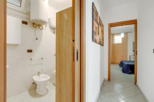 Habitación con baño con aseo y lavabo. en Riva Blu Complex, en Santa Cesarea Terme 29 fotos más