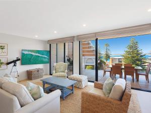 een woonkamer met uitzicht op de oceaan bij PineTree Penthouse by Coast Hosting in Terrigal