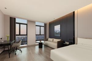 Postel nebo postele na pokoji v ubytování Atour Hotel Nantong Development Zone Aeon Mall