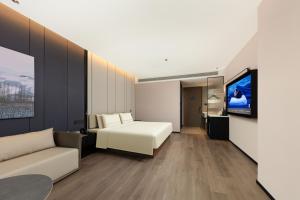 TV a/nebo společenská místnost v ubytování Atour Hotel Nantong Development Zone Aeon Mall