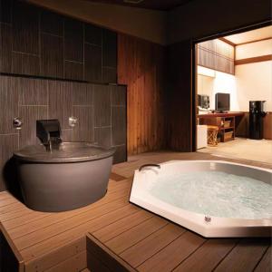 渋川市にあるHotel Kogureの大きなバスタブが備わります。