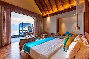 Postel nebo postele na pokoji v ubytování Furaveri Maldives - COMPLIMENTARY ROUND-TRIP SEAPLANE TRANSFER for two for a minimum of 5 nights or more from May 1st to October 31st, 2025