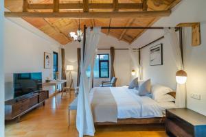 Postel nebo postele na pokoji v ubytování Gui zhou Wan Feng Lin Eave Boutique Hotel