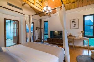 TV a/nebo společenská místnost v ubytování Gui zhou Wan Feng Lin Eave Boutique Hotel