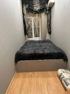Un dormitorio pequeño con una cama con ventana. en Сердце города Дерибасовская, en Odessa
