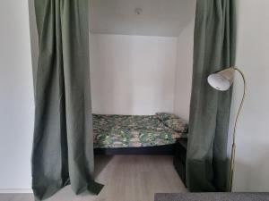 Postel nebo postele na pokoji v ubytování Seinäjoen Puistokulma