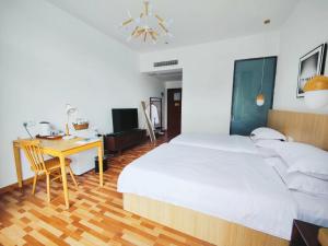 Postel nebo postele na pokoji v ubytování Gui zhou Wan Feng Lin Eave Boutique Hotel