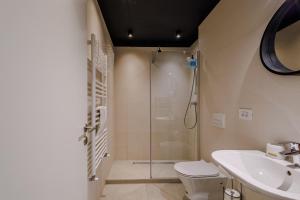 a bathroom with a shower and a toilet and a sink at 4friendscoresibrasov M&L in Braşov +32 photos