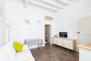 ローマにあるGuest Apartment Montiのリビングルーム(白いソファ、テレビ付)