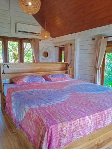 une chambre avec un grand lit dans une pièce dans l'établissement The Tree House, à Baie d'Arugam