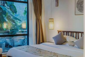 Postel nebo postele na pokoji v ubytování Gui zhou Wan Feng Lin Eave Boutique Hotel